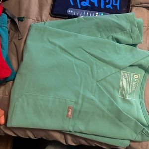 Large men’s fig scrub top